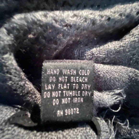 Steve Madden Oversized Dark Gray Lightweight Fringed Woven Shawl/Wrap - Picture 4 of 6